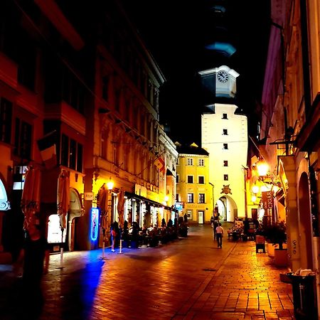 Michael'S Gate Large Apartment In A 15Th-Century Building, Old Town Bratislava Exterior photo