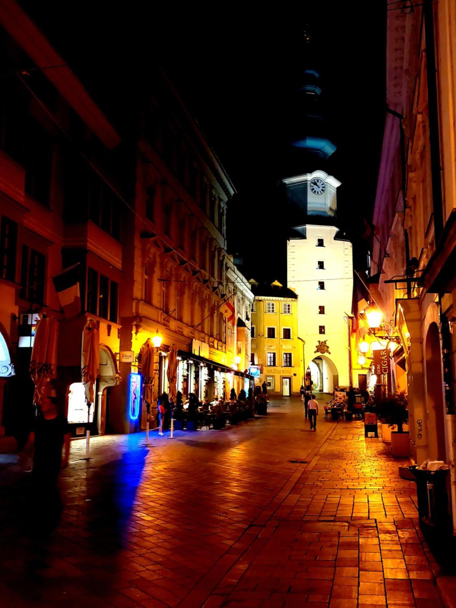Michael'S Gate Large Apartment In A 15Th-Century Building, Old Town Bratislava Exterior photo